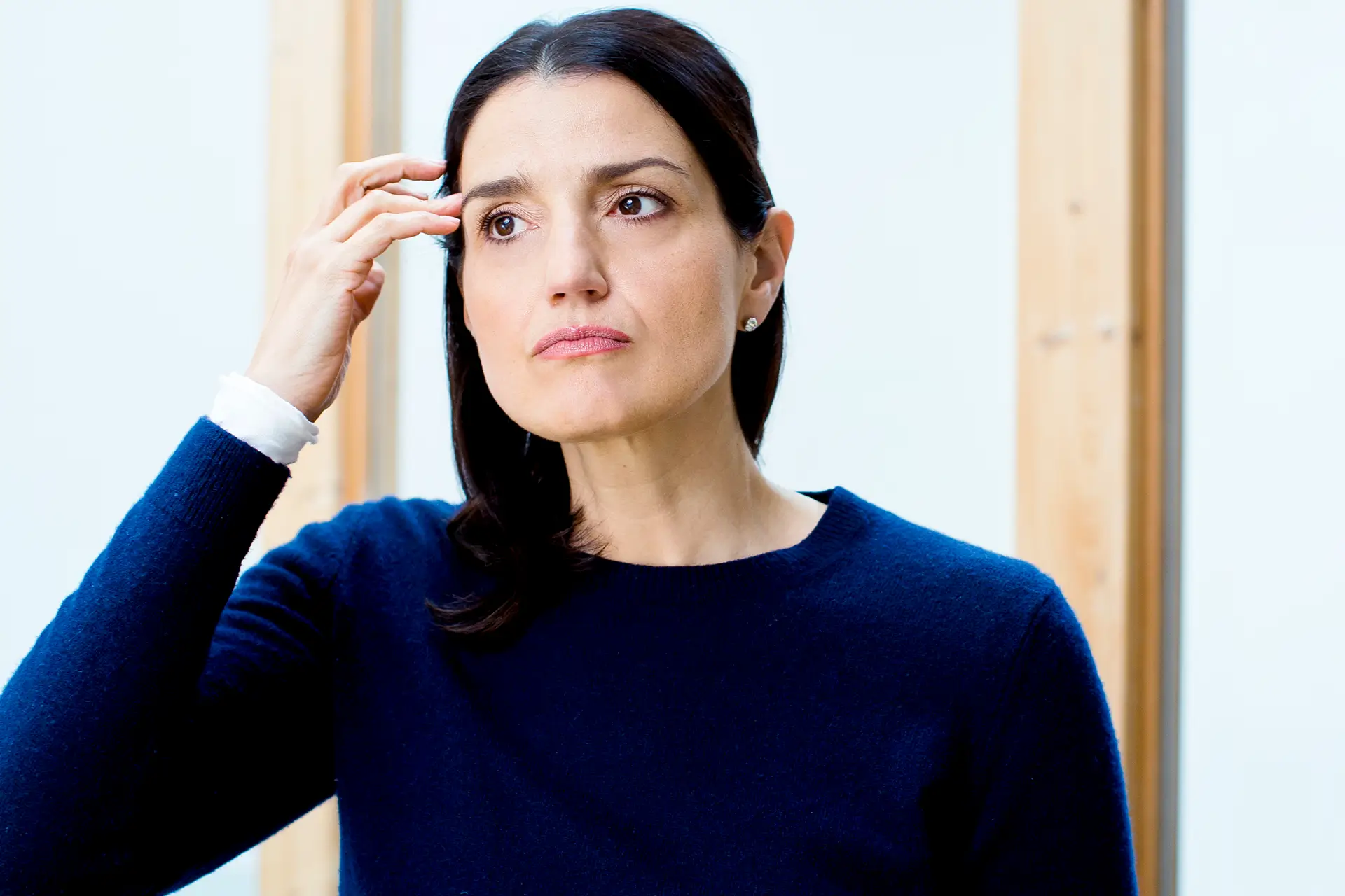 Führungskraft unter Entscheidungsdruck im beruflichen Alltag