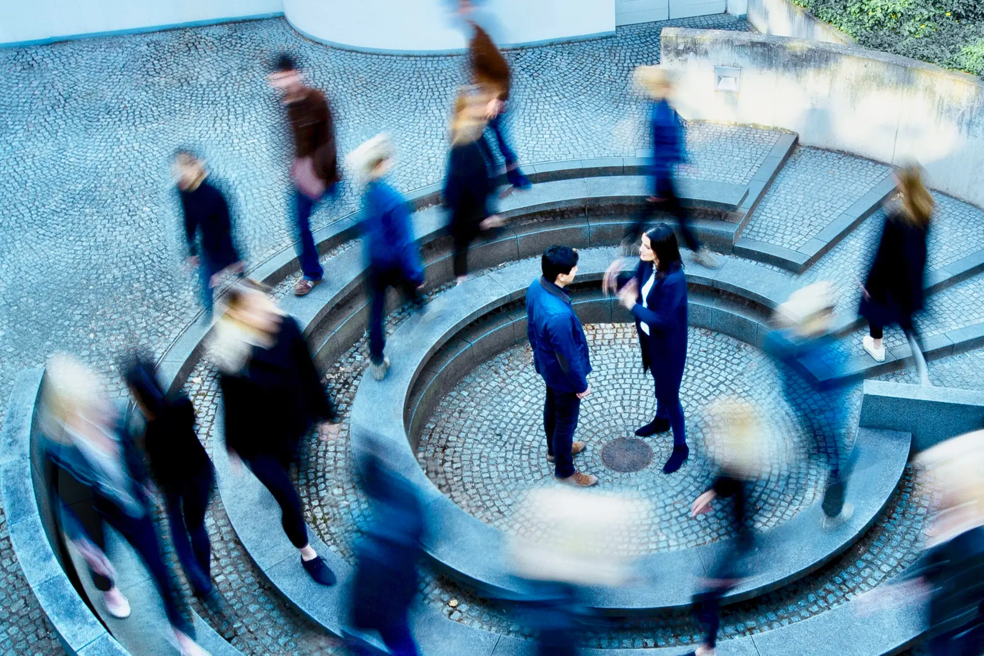 Team in Bewegung aus der Vogelperspektive als Symbol für Führung, Zusammenarbeit und Organisationsentwicklung im Unternehmen