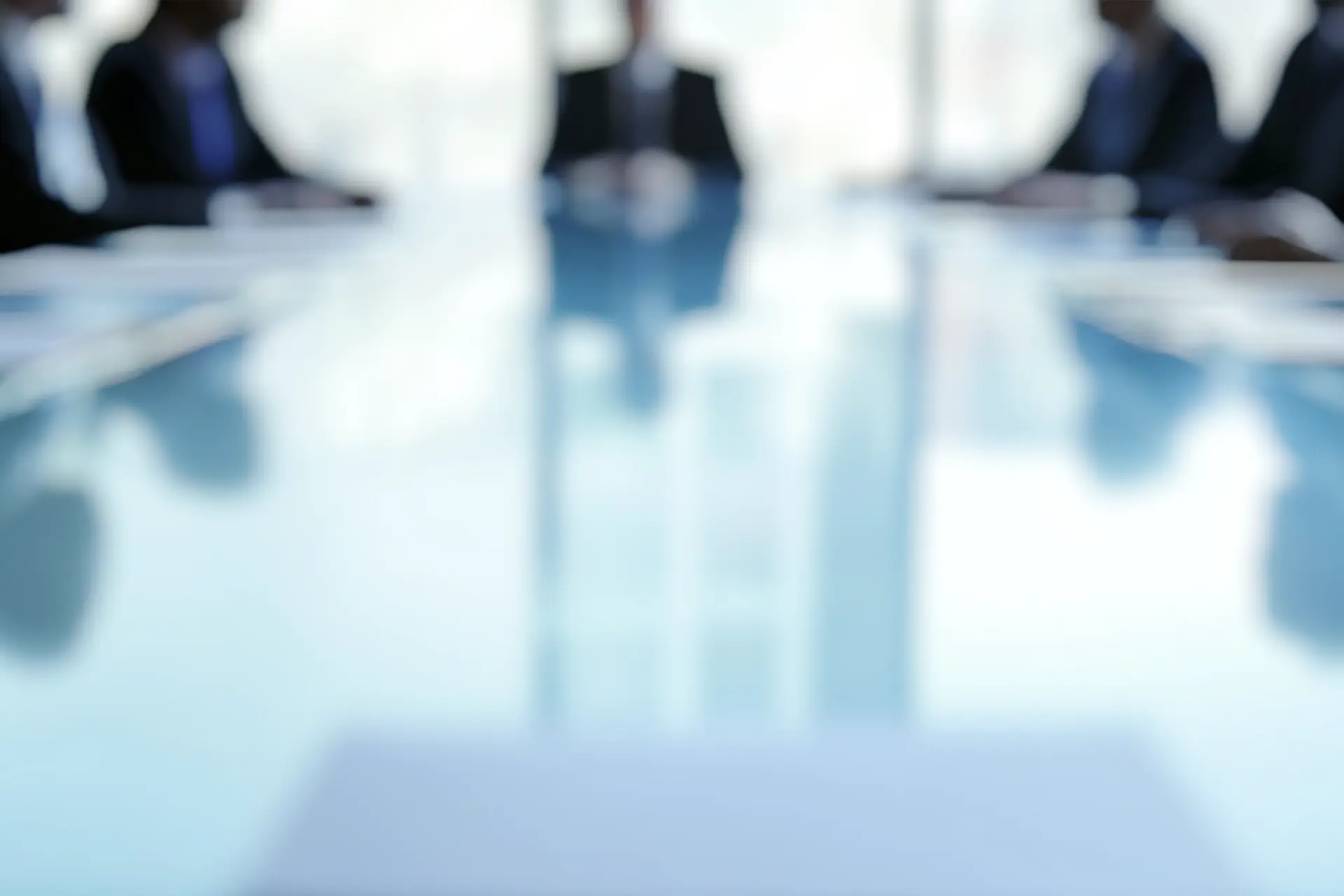 Management-Team in einer Besprechung als Symbol für strategische Führungsentwicklung in Unternehmen