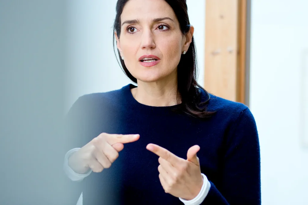 Irena Mila Steinmeier erklärt gestikulierend im Coaching-Gespräch – individuelles Führungscoaching