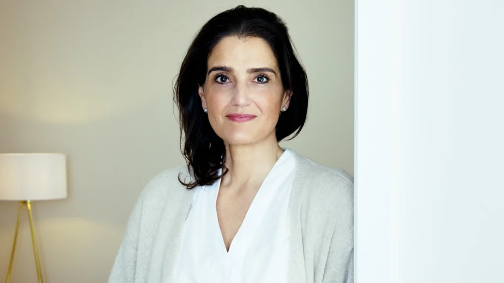 Irena Mila Steinmeier im hellen Cardigan lächelt im Gespräch – Business Coaching für Unternehmer