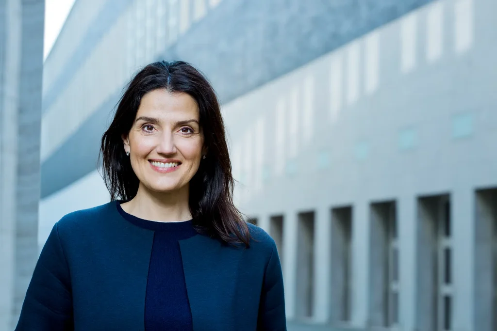 Irena Mila Steinmeier vor einem modernen Gebäude in Düsseldorf – Coach für Führungskompetenz und Leadership