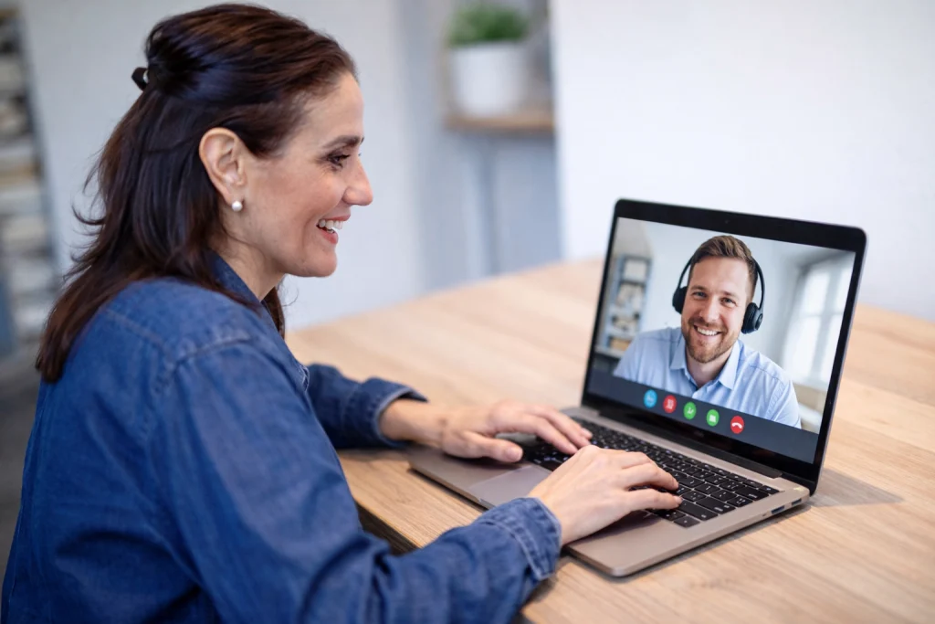 Coach im Videocall am Laptop – Online Business Coaching mit Irena Mila Steinmeier
