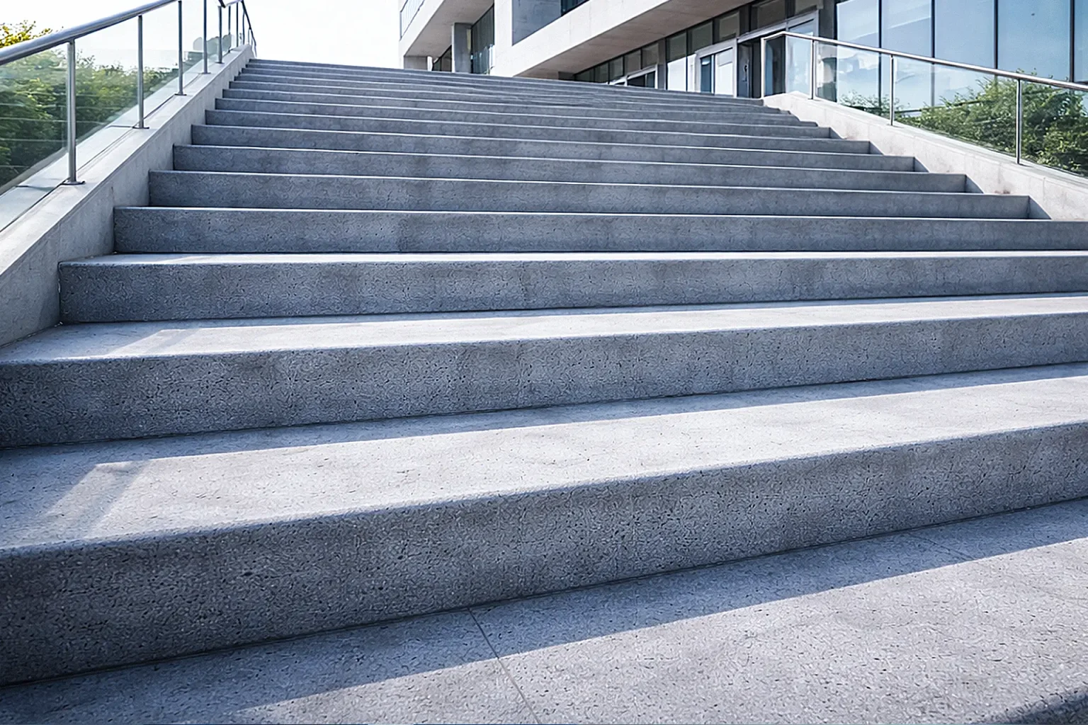 Leere Betontreppe nach oben – Fundament und Aufbau gemeinsamer Unternehmensführung